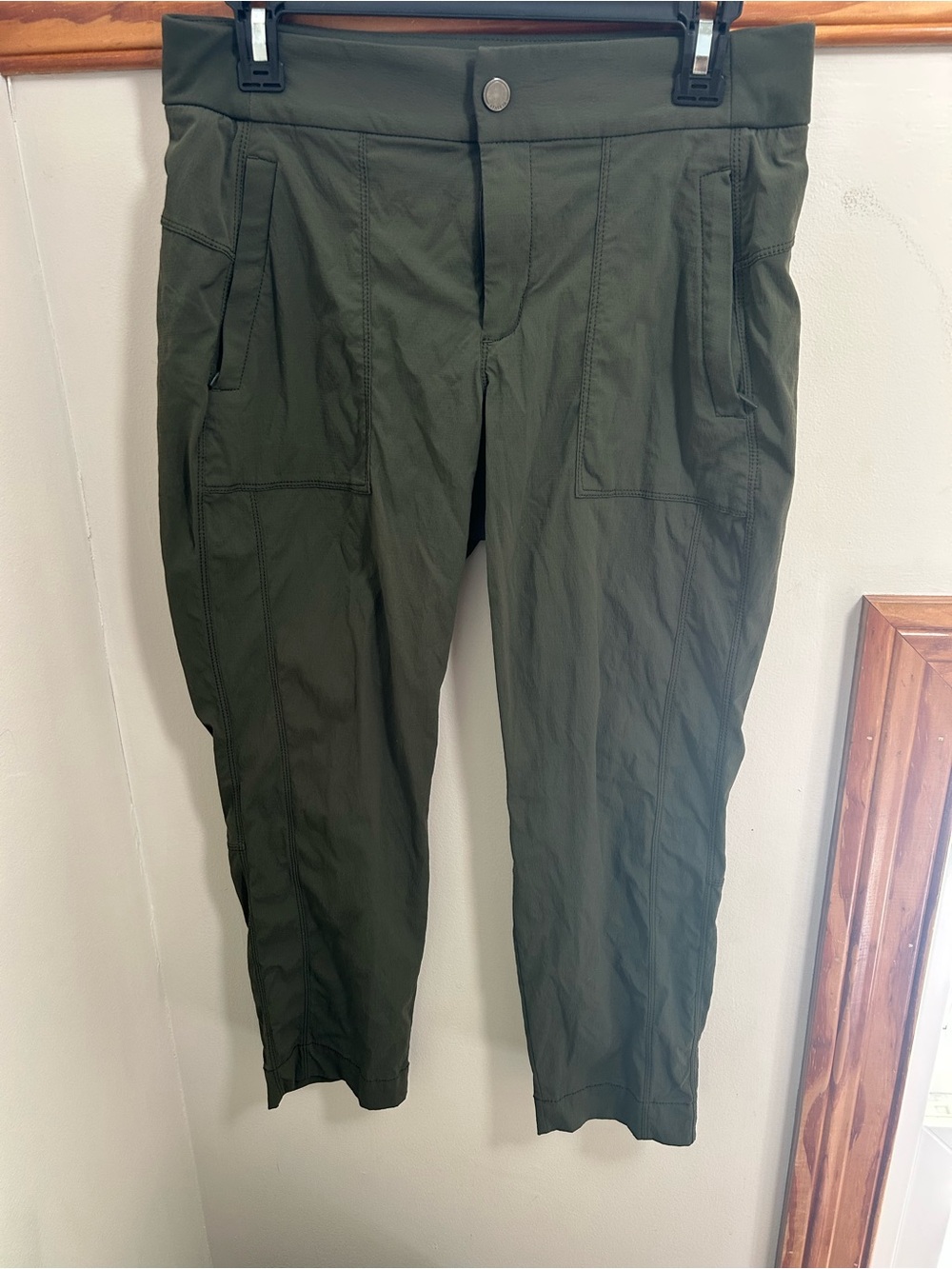 Athleta women’s Capri Olive hiking Cargo Pants